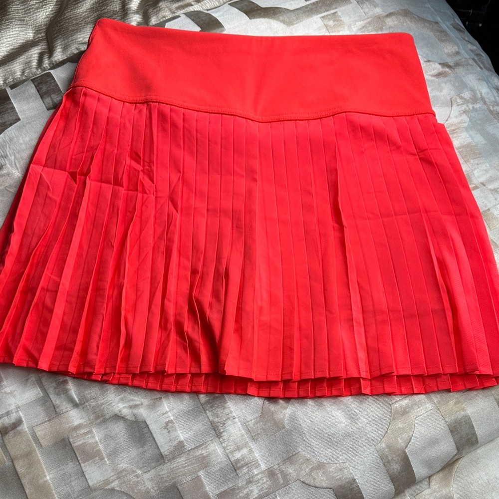 Fabletics Vibrant Pleated Sports Skirt with inbuilt shorts. Size Medium